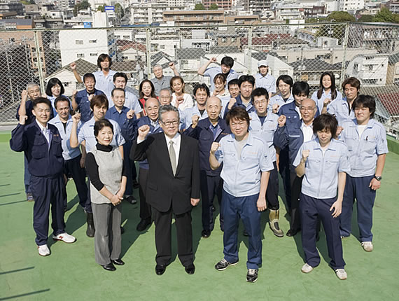 電化皮膜工業株式会社 従業員一同集合写真